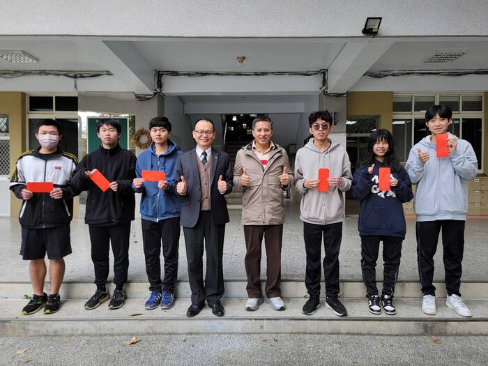 114-1第二次定期考高三各班前三名與家長會長、校長合照圖片