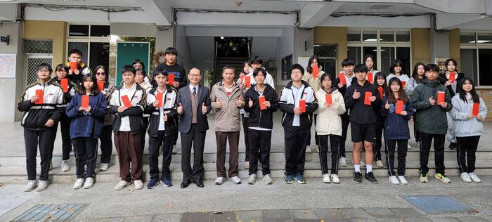 114-1第二次定期考高二各班前三名與家長會長、校長合照圖片