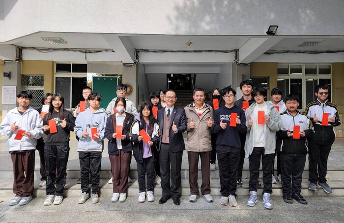 114-1第二次定期考高一各班前三名與家長會長、校長合照圖片