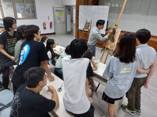 台中教育大學美術系林欽賢教授為油畫創作營學員做示範教學