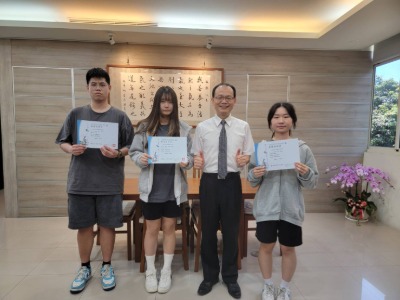 113學年度科展比賽優秀同學合影