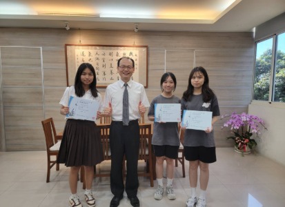 113學年度科展比賽優秀同學合影